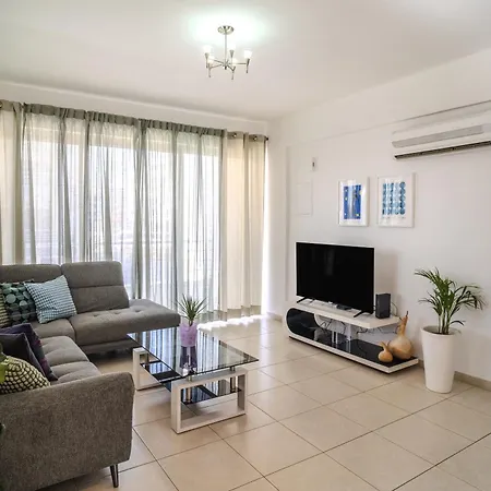 アパート Elegant & Two Bedroom Flat ラルナカ