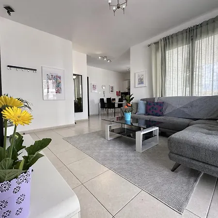 Elegant & Two Bedroom Flat アパート ラルナカ