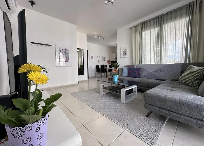 Elegant & Two Bedroom Flat 아파트 라르나카