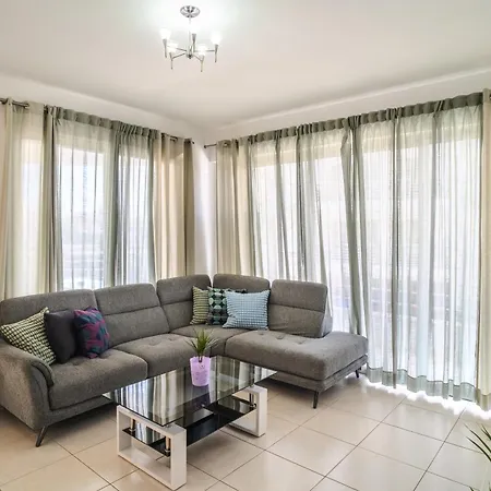 Elegant 2bdr Flat, 8 Min Walk From Finikoudes Apartment Larnaca