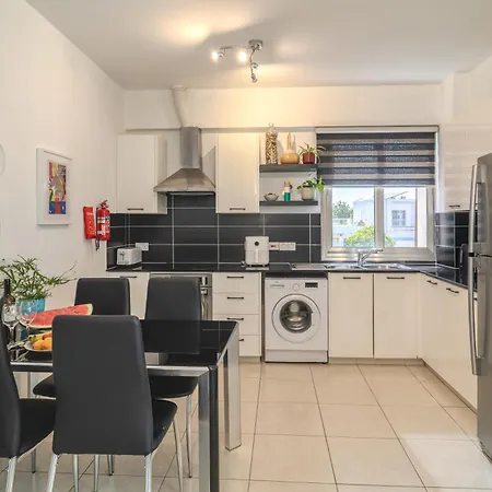 Apartment Elegant 2bdr Flat, 8 Min Walk From Finikoudes *