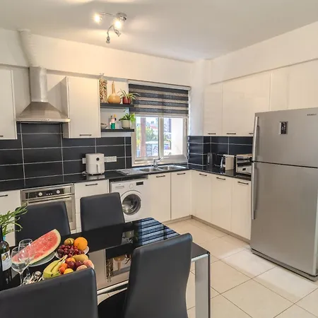 Elegant 2bdr Flat, 8 Min Walk From Finikoudes